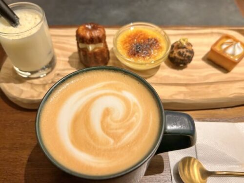 カフェでコーヒータイムの画像