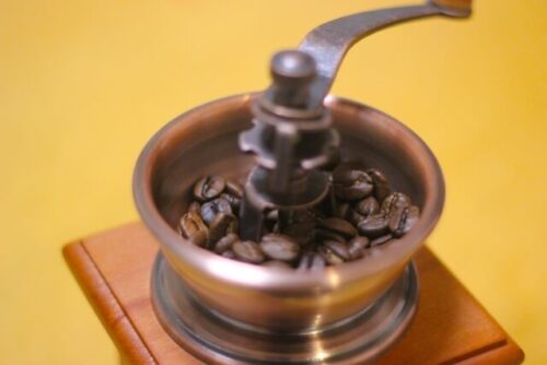 コーヒー豆とコーヒーミルの画像