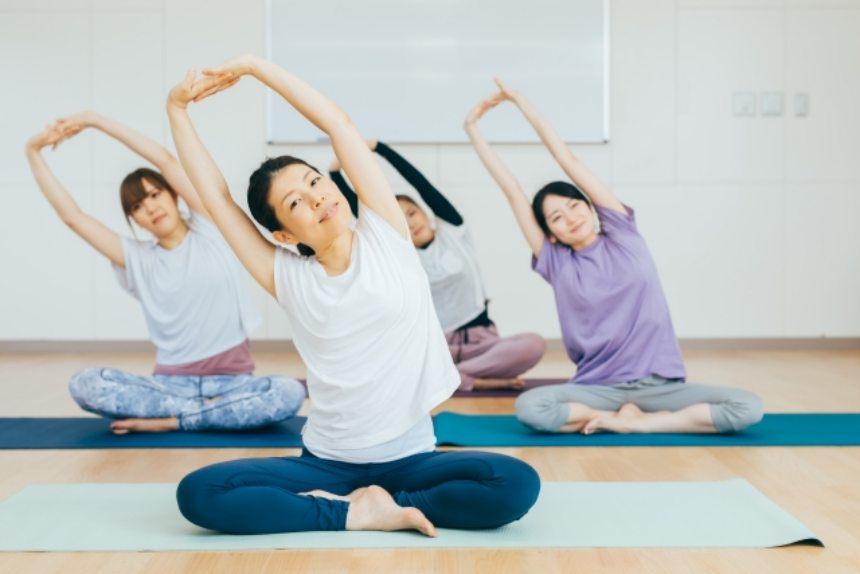 ピラティスする女性たち