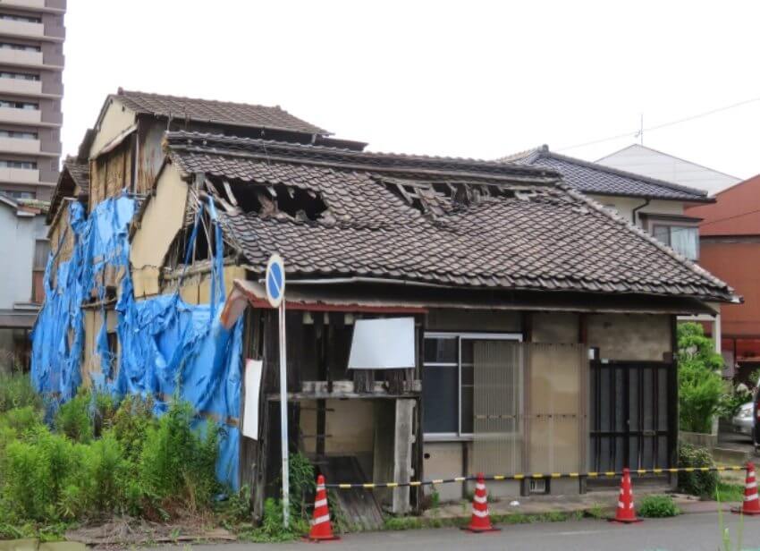 崩れそうな家